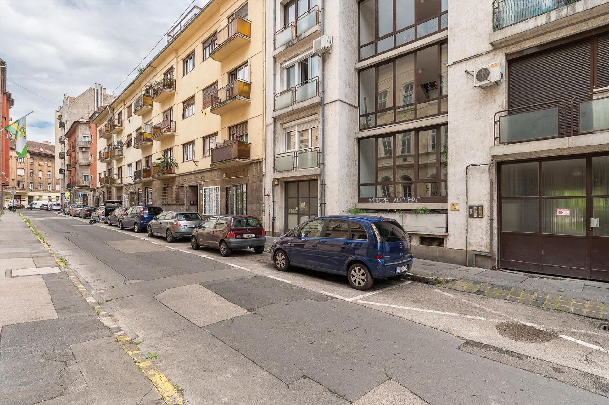 Newly Renovated!!! - Modern Apartment 10 Minutes From The Grand Boulevard Budapesta Exterior foto